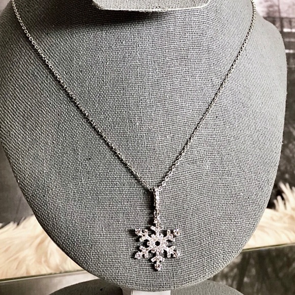 Hallmark Jewelry - 🎄🎁Hallmark cz Sterling Silver Snowflake Necklace